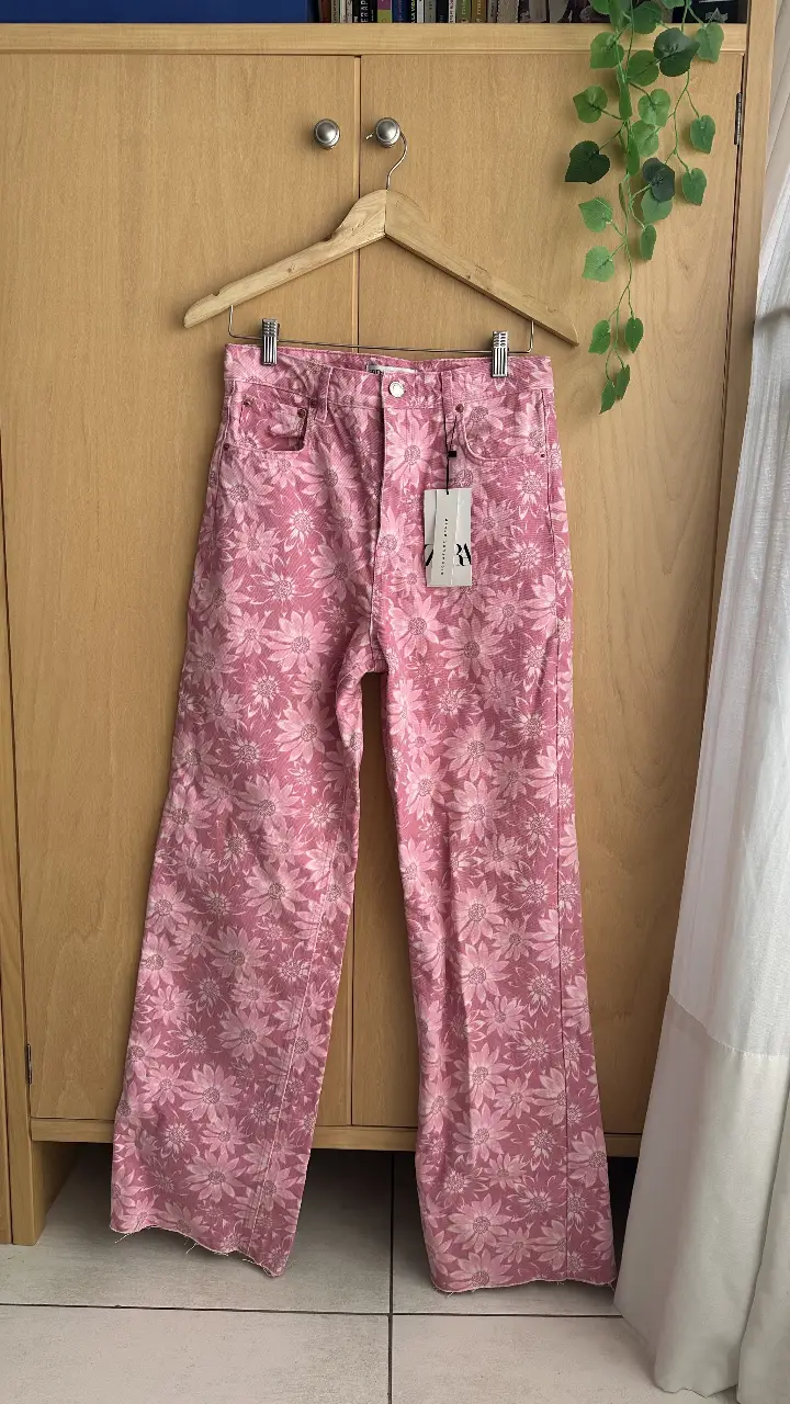 Pantalón de jean recto de mujer, con estampado floral en tonos rosas. Talle alto, ideal para un look casual y moderno. 