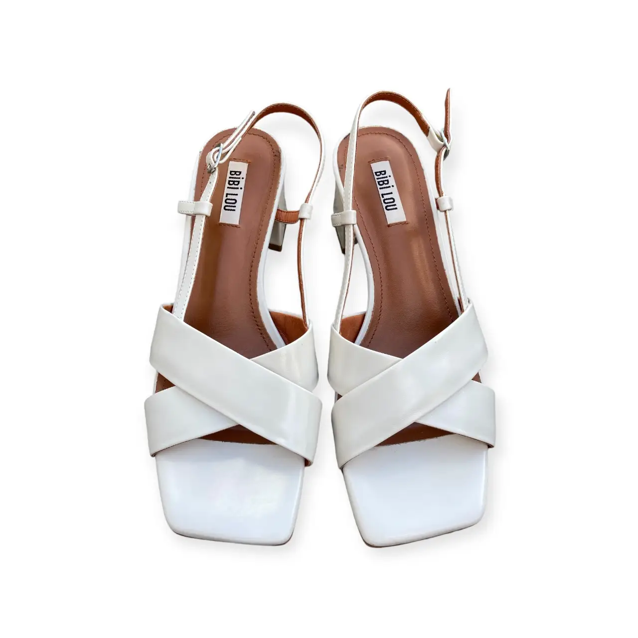 Sandalias importadas marca “Bibi lou” blancas de mujer con diseño cruzado y taco bajo. Ideales para un look elegante y cómodo.