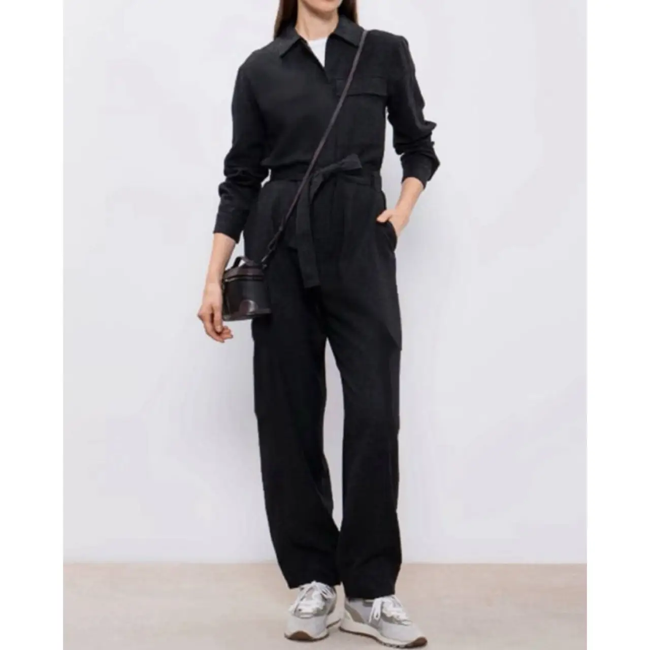 Mono importado marca “Osklen” excelente calidad modelo largo negro con cinturón. Estilo utilitario, ideal para un look casual y moderno. Perfecto para el día a día.