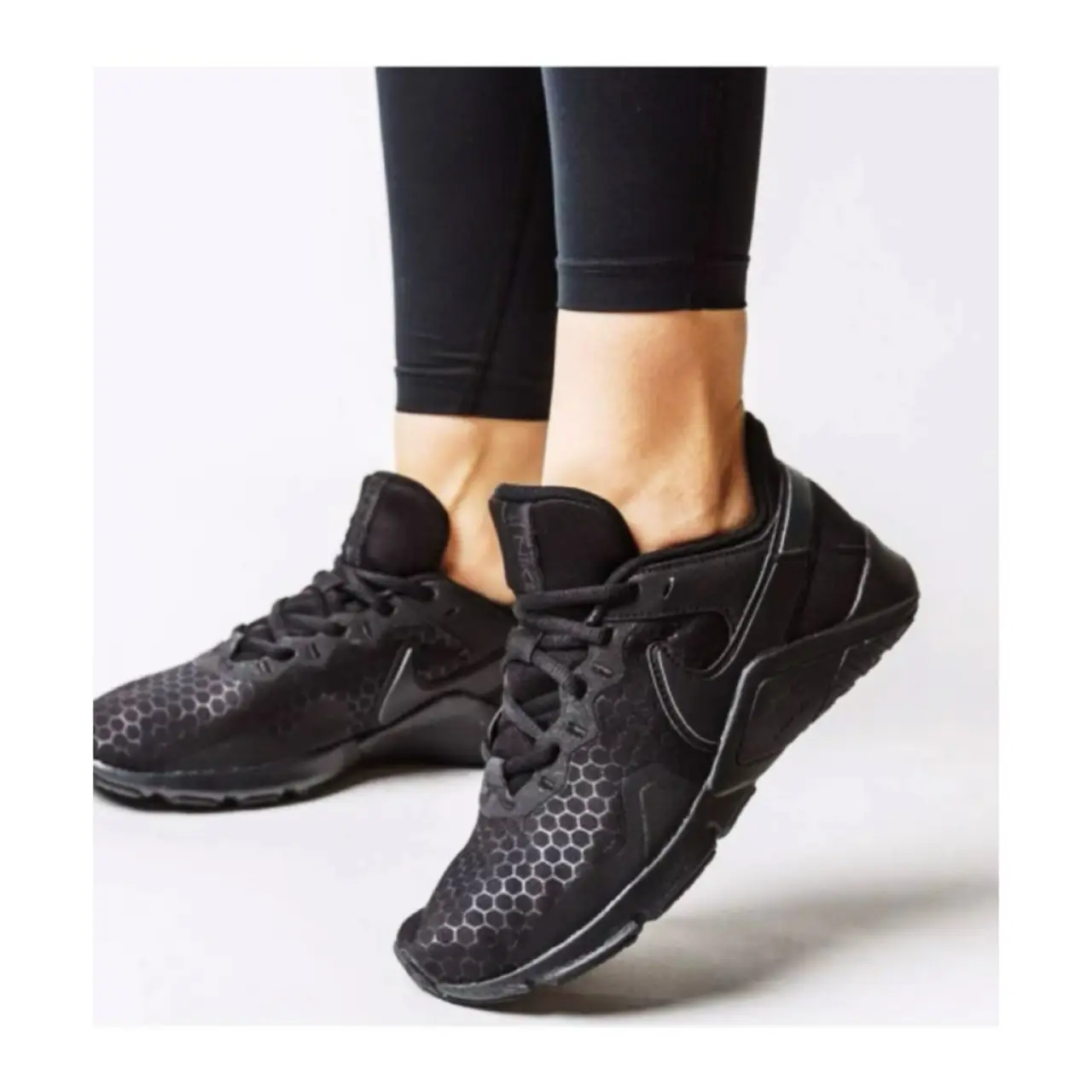 Zapatillas Nike negras para mujer, con diseño moderno y detalles hexagonales. Ideales para entrenamientos y uso diario. Talle 8 US.