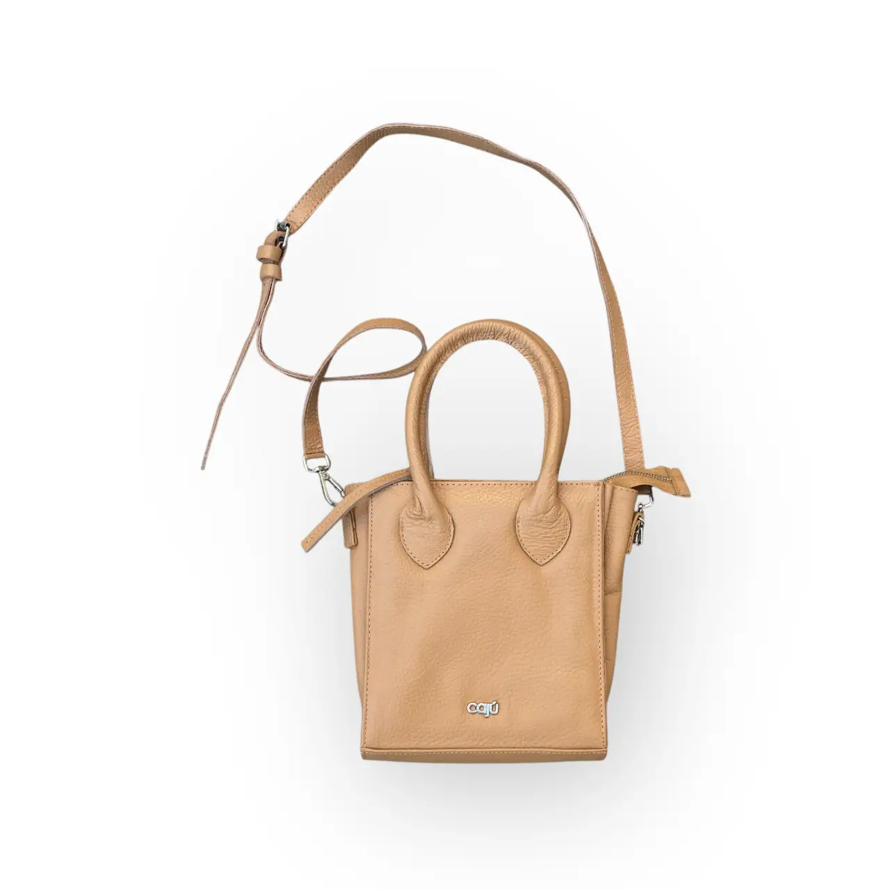Cartera bandolera marca “Caju” 100% cuero color camel, con manijas cortas y correa larga ajustable. Ideal para llevar tus esenciales con estilo y comodidad. Perfecta para un look casual o para complementar un outfit más arreglado.