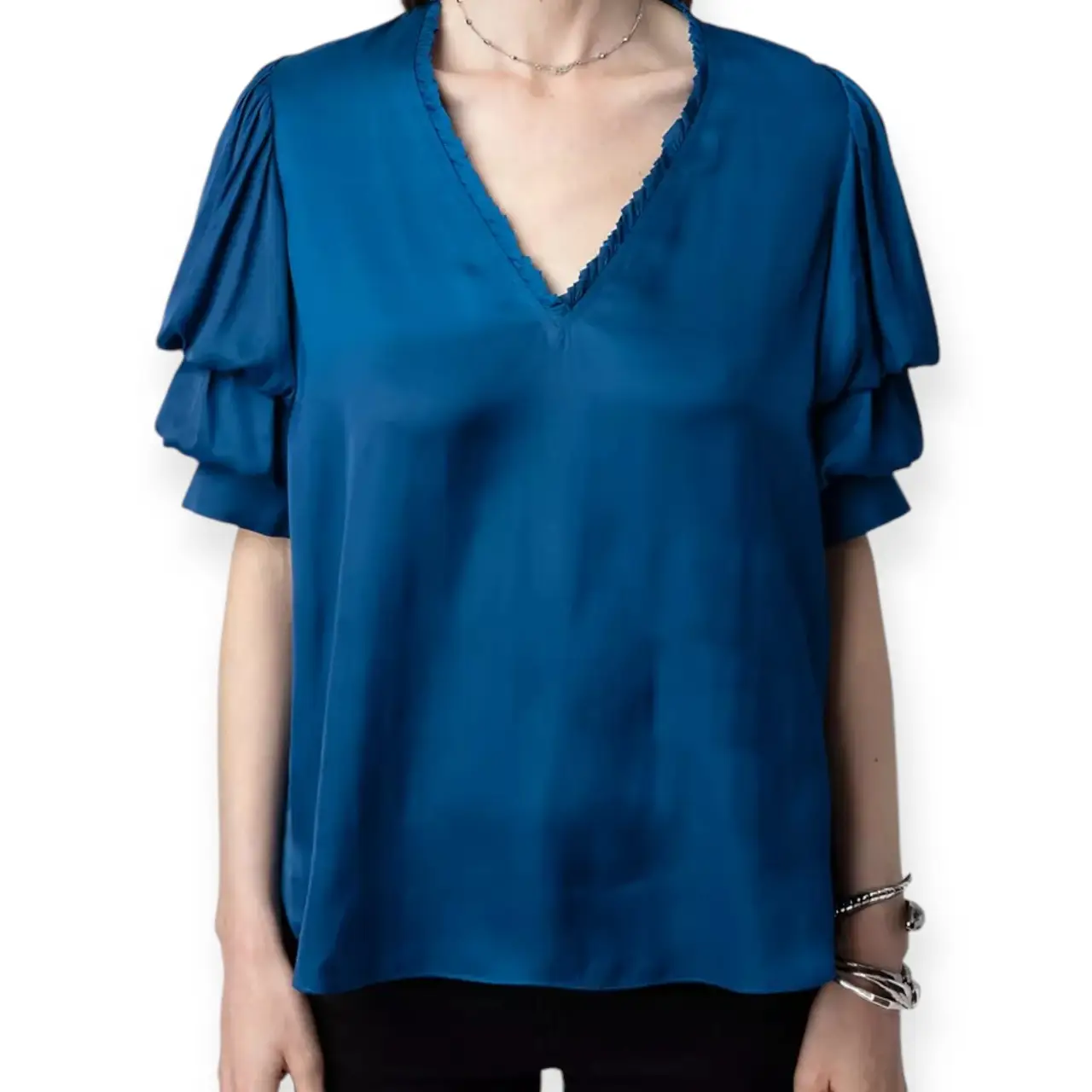 Blusa de mujer en color azul, con mangas cortas abullonadas y cuello en V con detalle de volados. Ideal para un look elegante y sofisticado.
