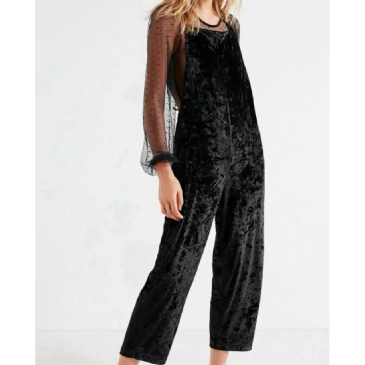 Mono largo de terciopelo negro, con tiradores cruzados en la espalda. Ideal para un look elegante y moderno.