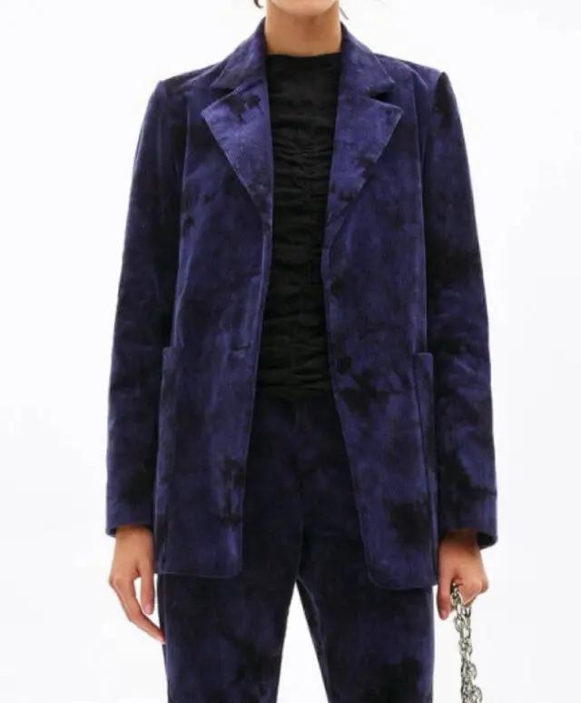 Blazer de corderoy con diseño tie dye en tonos violetas y negro. Corte clásico con solapas y bolsillos delanteros. Ideal para un look moderno y canchero.