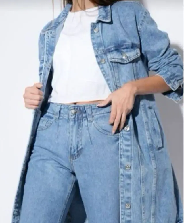 Campera de jean larga, con botones y bolsillos. Ideal para un look casual y canchero.