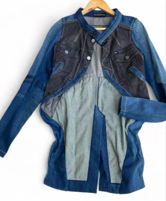 Campera marca “Lee” 100%algodon con diseño único y detalles de costura en contraste. Estilo moderno y vanguardista, ideal para un look urbano y original.