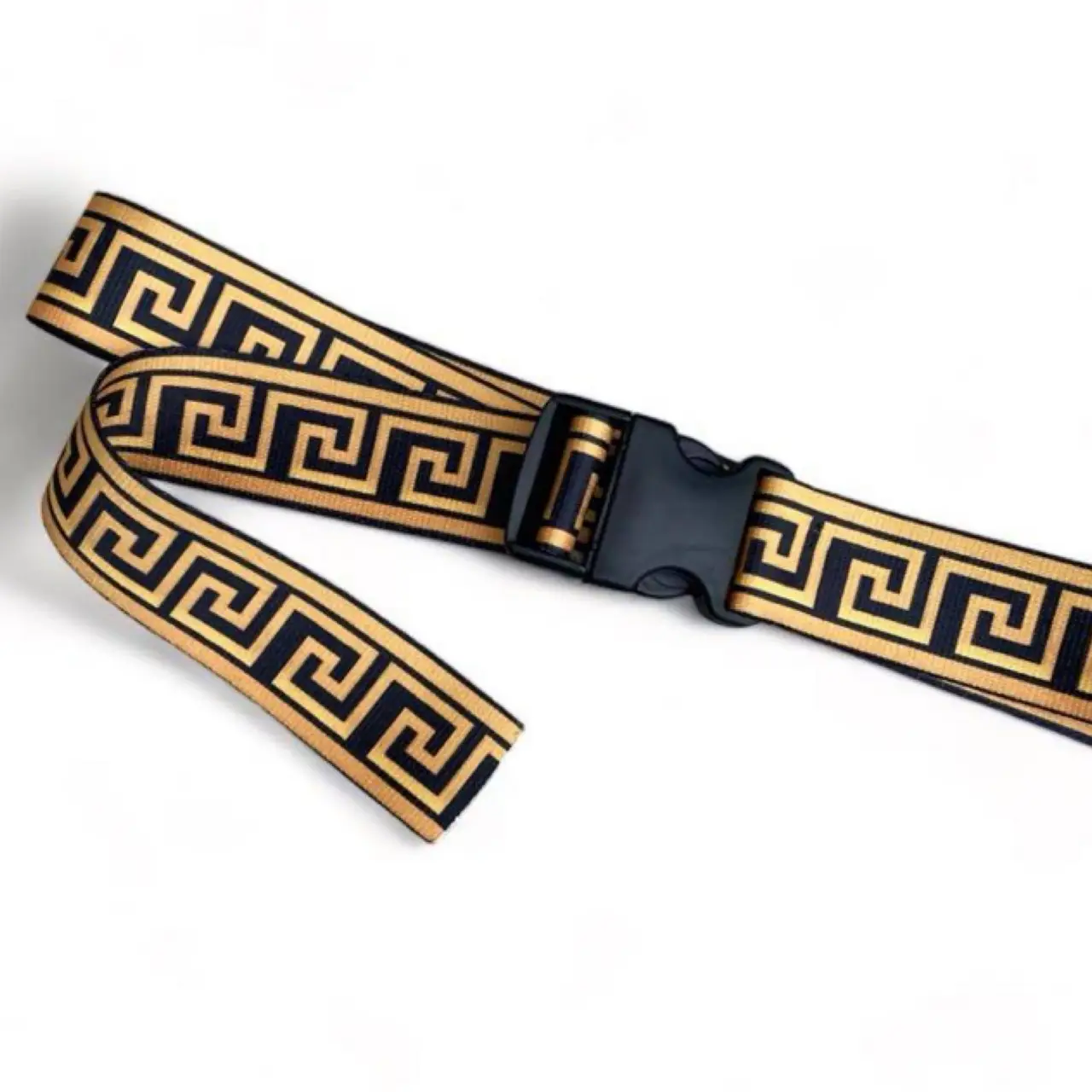 Cinturón de diseño con estampado geométrico dorado y negro. Hebilla de ajuste. Ideal para darle un toque de estilo a cualquier look.