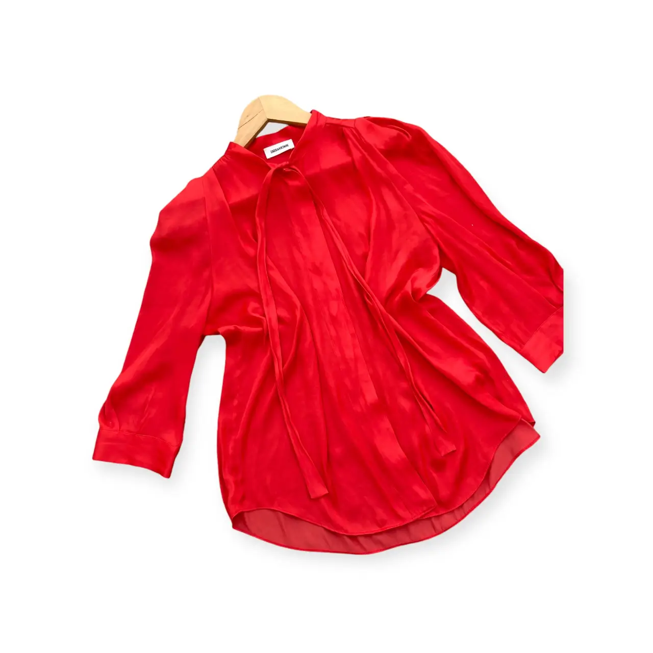 Blusa roja de seda con lazo en el cuello, manga larga y corte holgado. Ideal para un look elegante y sofisticado.