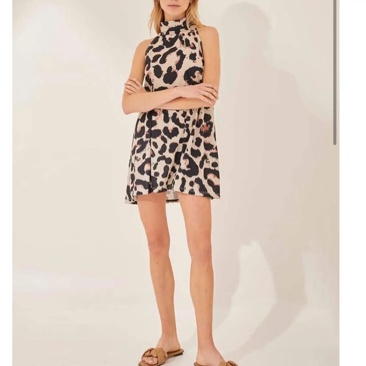 Vestido marca “millie”  mini con estampado de leopardo, cuello alto y corte holgado. Ideal para un look casual y moderno.