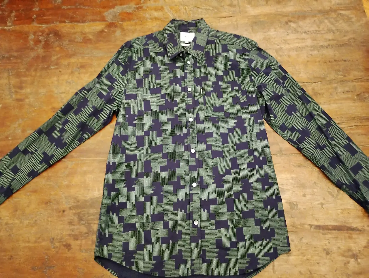 Camisa estampada para hombre, con diseño geométrico en tonos verde y azul. Manga larga, ideal para un look casual y moderno. Nueva sin estrenar.