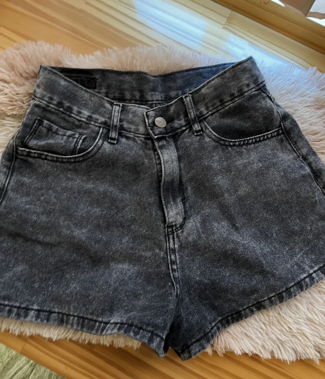 Shorts de jean tiro alto, color gris lavado. Un básico súper canchero para armar looks de día o de noche.
Un solo uso 