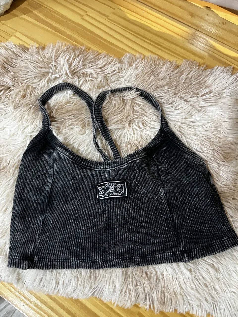 Top negro con efecto desgastado y tiras cruzadas en la espalda. Ideal para entrenar o para un look casual.
Me quedó grande y no lo usé nunca 