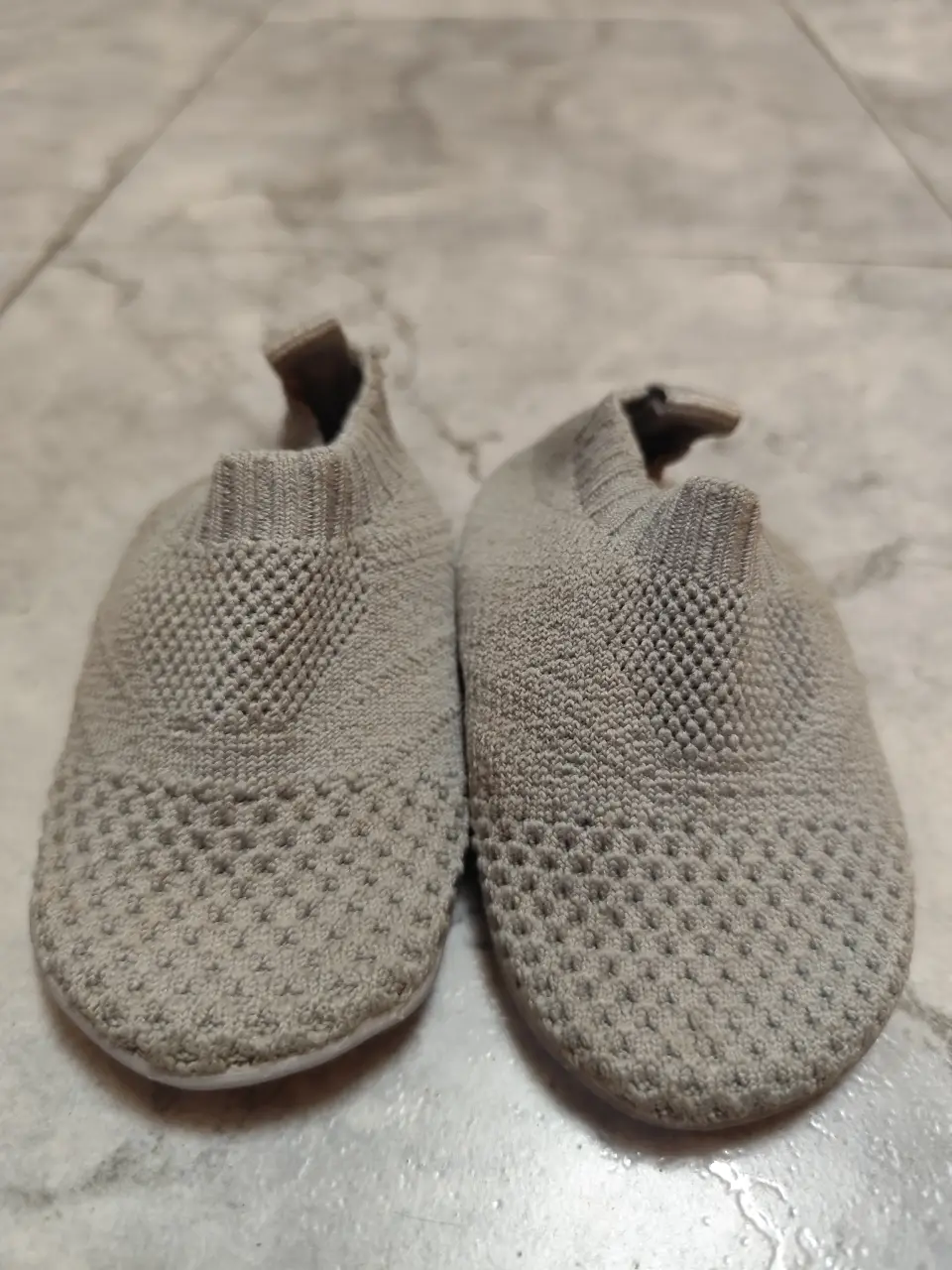 Zapatitos de tela gris para bebé, marca Cheeky, ideales para los primeros pasos. Su diseño cómodo y ligero los hace perfectos para el día a día.