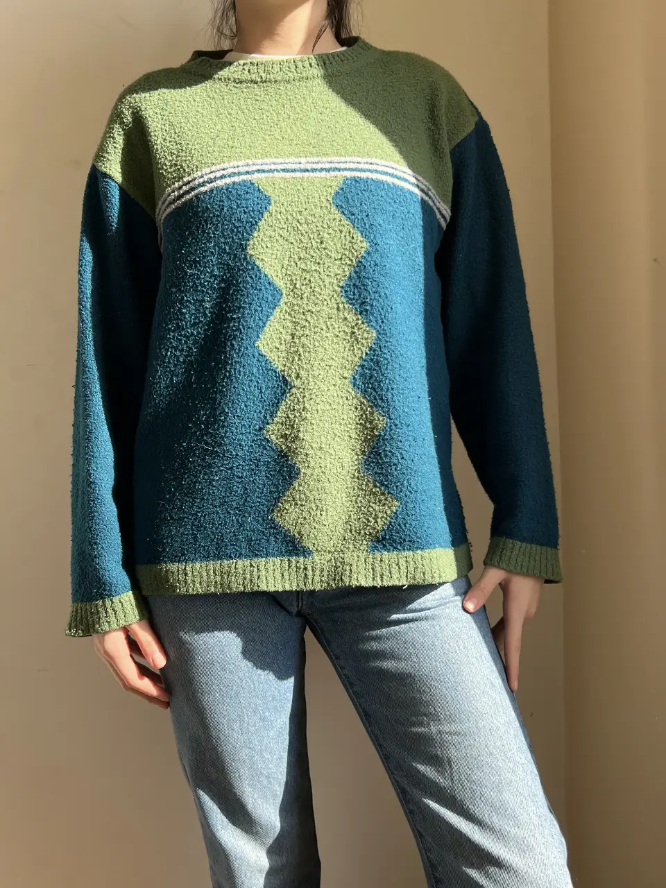 Sweater de lana vintage con diseño geométrico en verde y azul. Ideal para un look retro y abrigado.