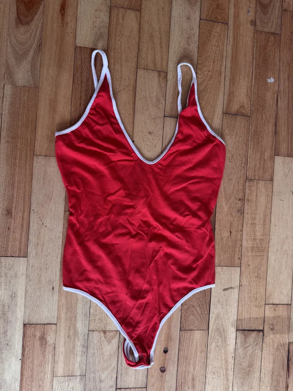 Body de algodón rojo con borde blancos en escote y breteles. Breteles finos. Escotado. Talle xs 