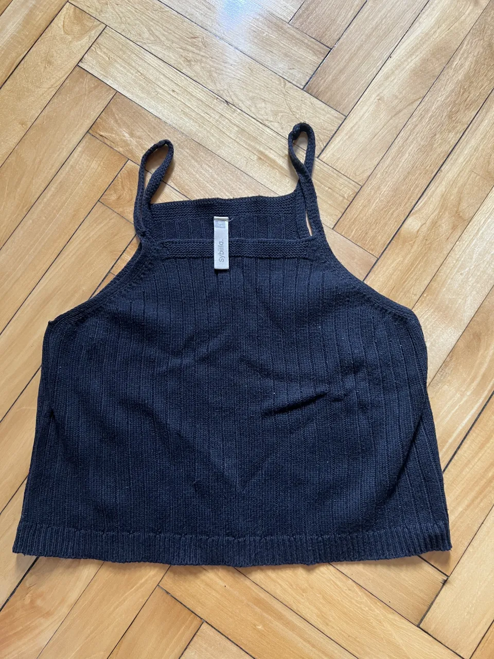 Musculosa de tejido acanalado, color negro, con tiras finas.