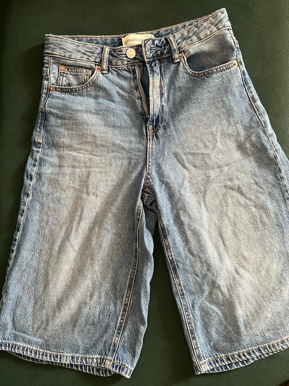 Bermudas de jean tiro alto, color azul claro con desgastes.