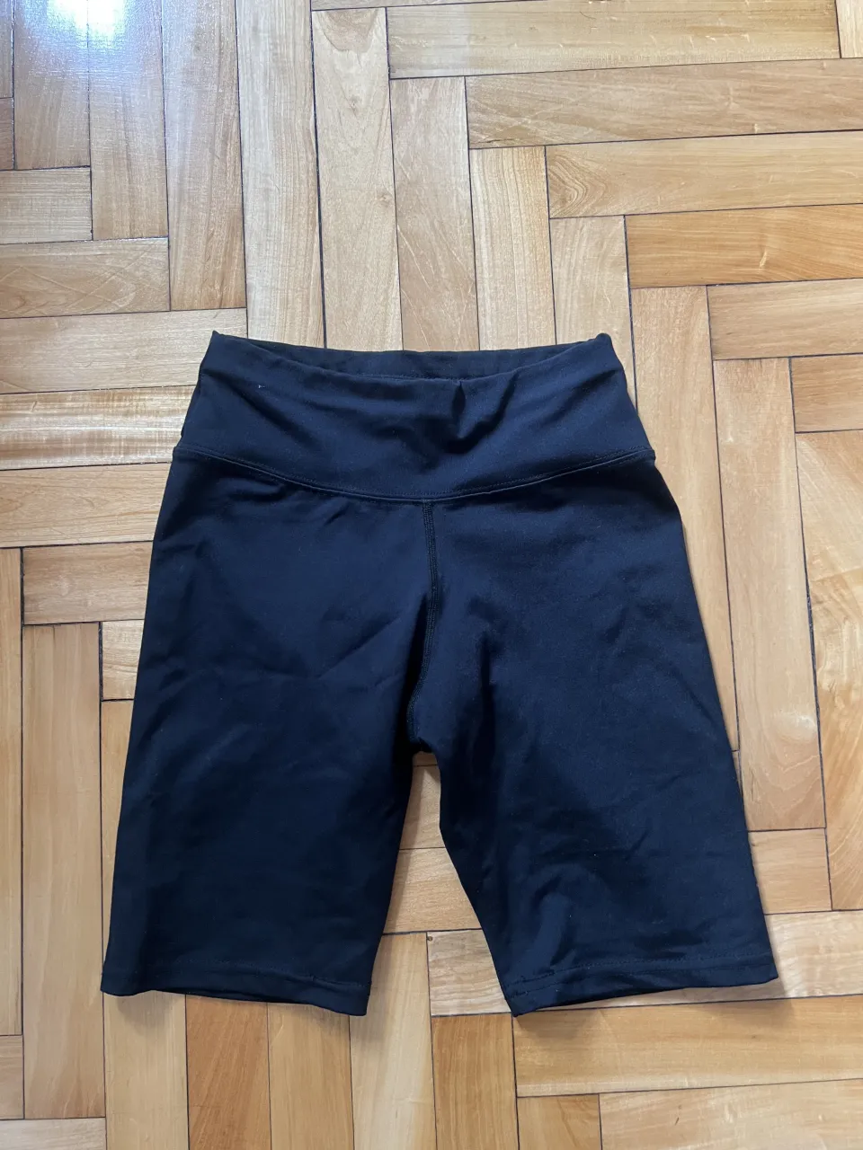 Shorts deportivos negros de tiro alto.