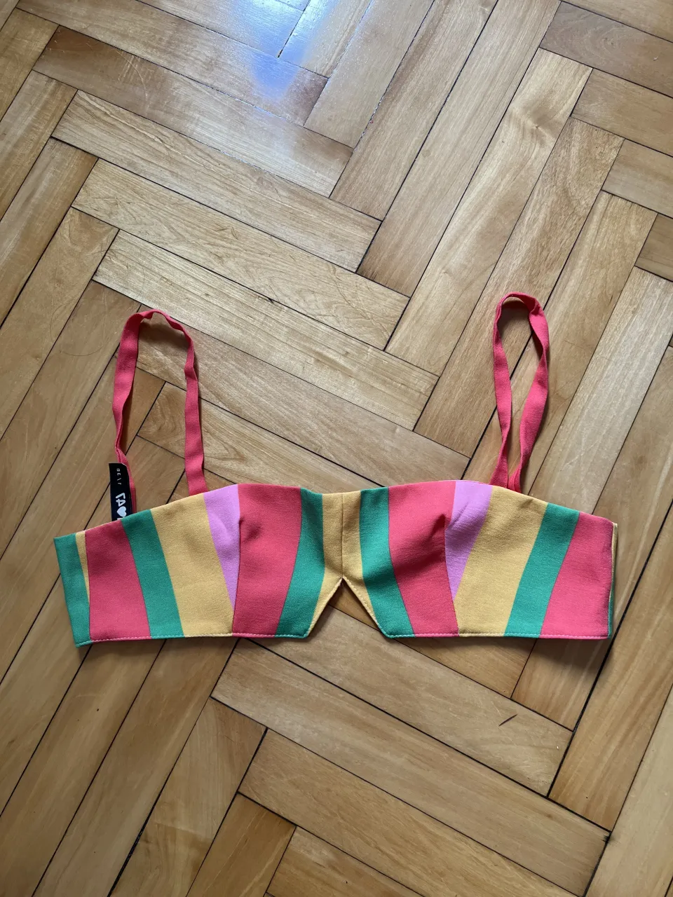 Top estampado a rayas verticales multicolor con tiras finas.