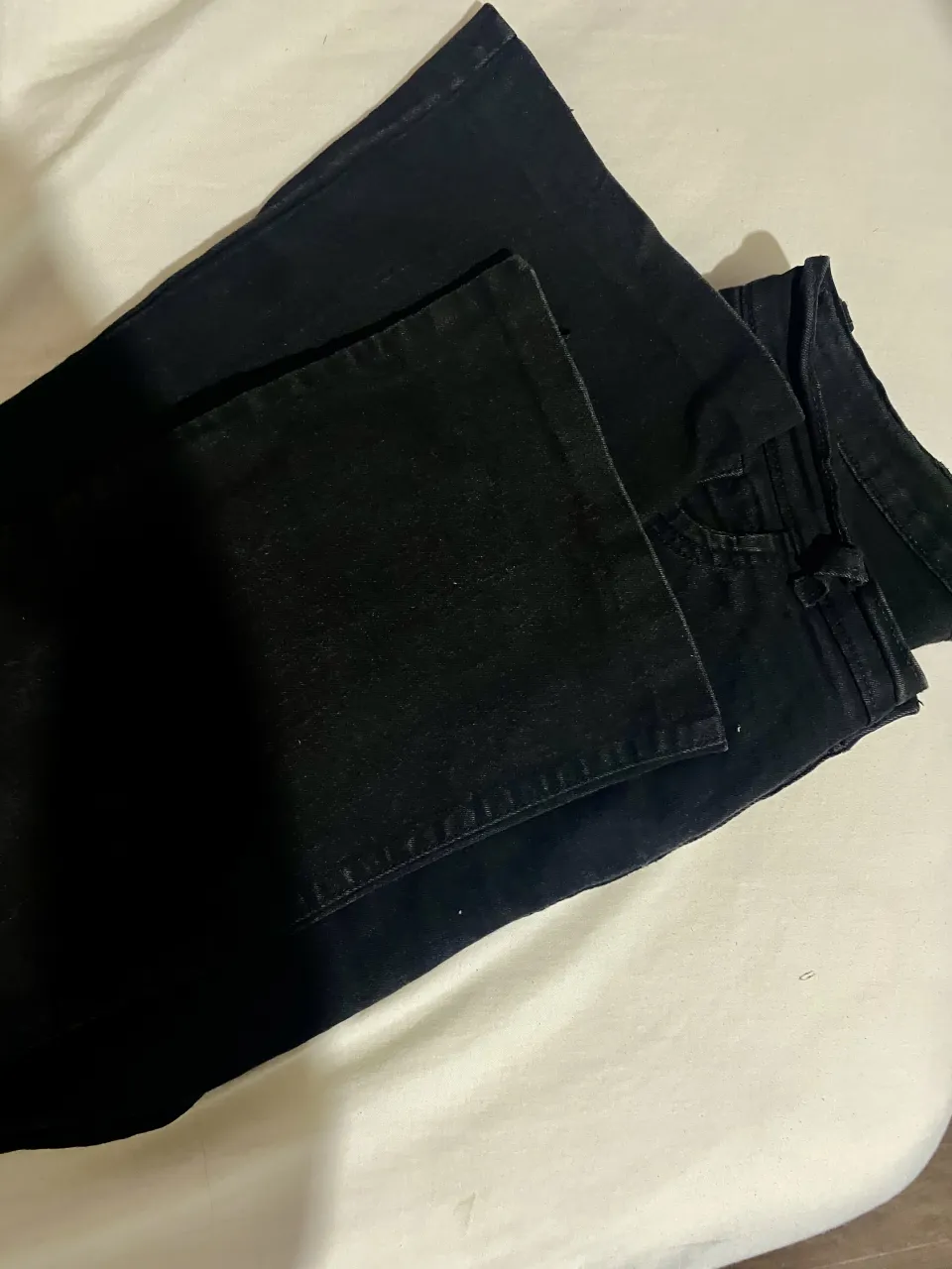 Jean negro tiro alto, corte recto. Un básico indispensable para cualquier guardarropas, súper versátil y cómodo. Ideal para armar looks cancheros y modernos.