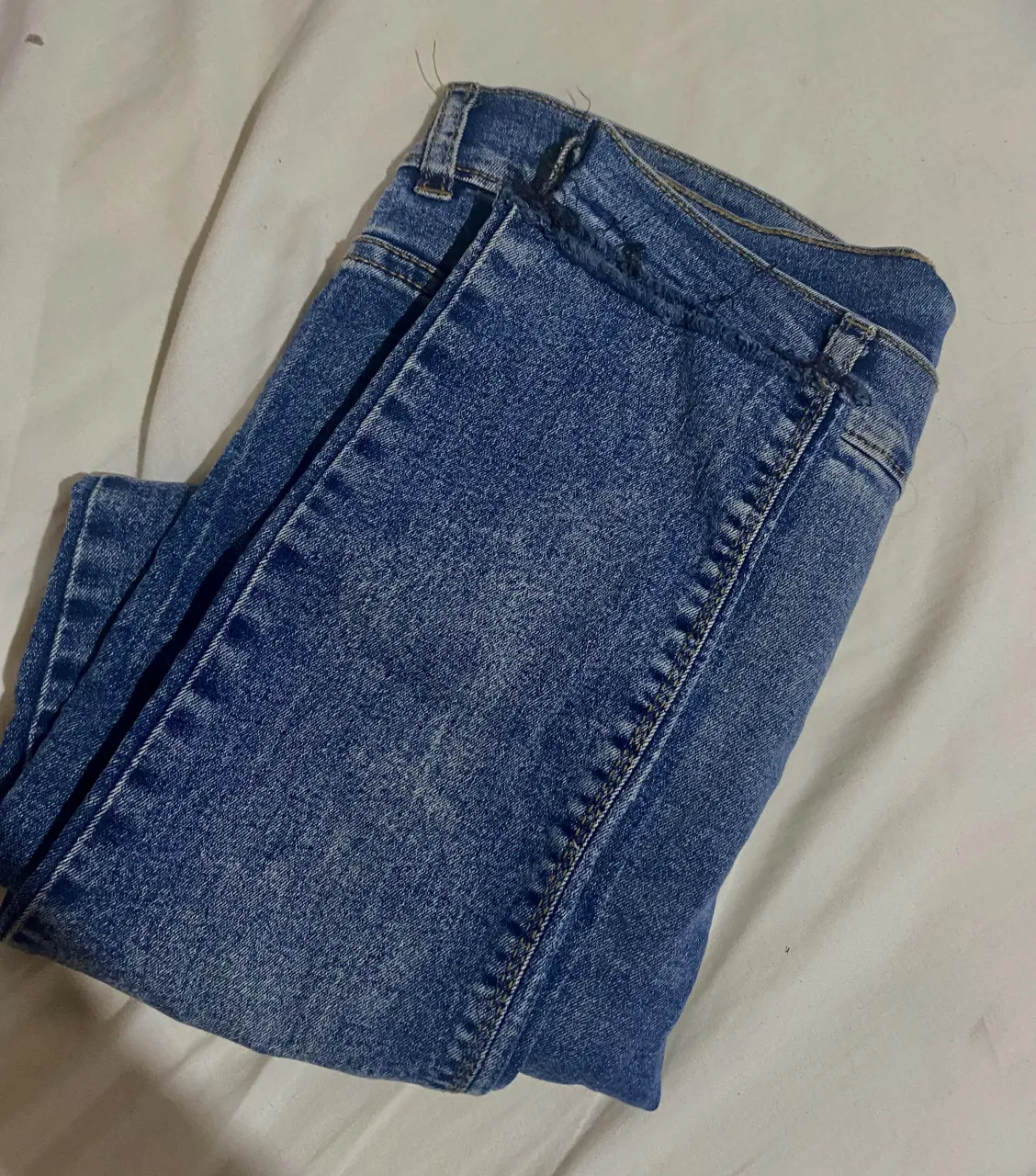 Jeans tiro alto, corte skinny, color azul desgastado. Perfectos para un look casual y moderno.