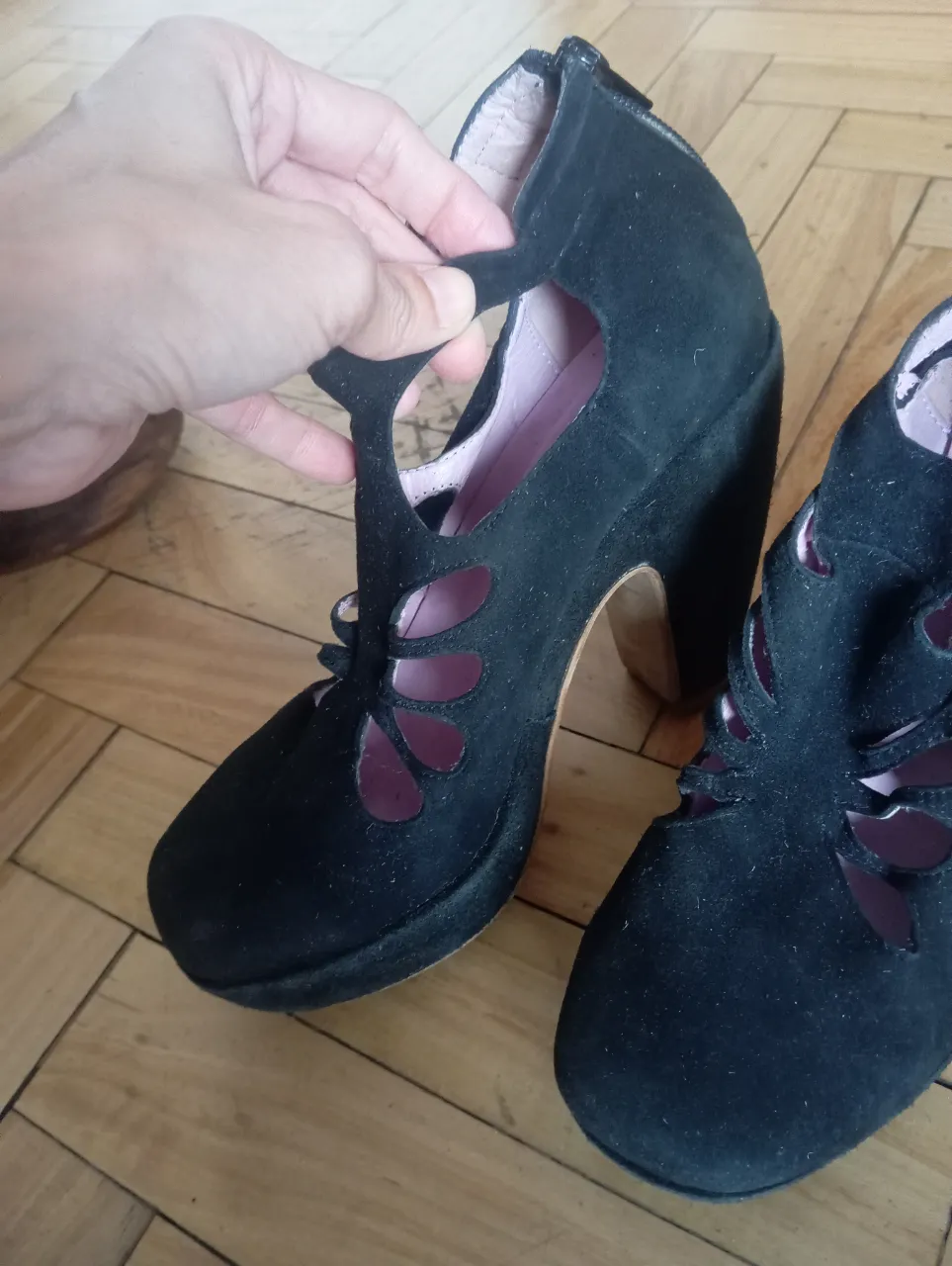 Botines negros de gamuza con detalles calados y taco alto. Ideales para darle un toque sofisticado a tus looks de fiesta.