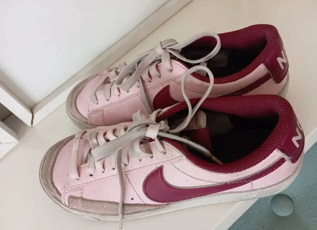 Zapatillas Nike Blazer bajas en color rosa con detalles en rojo. Ideales para un look casual y urbano. Plantilla mide 23,5 cm