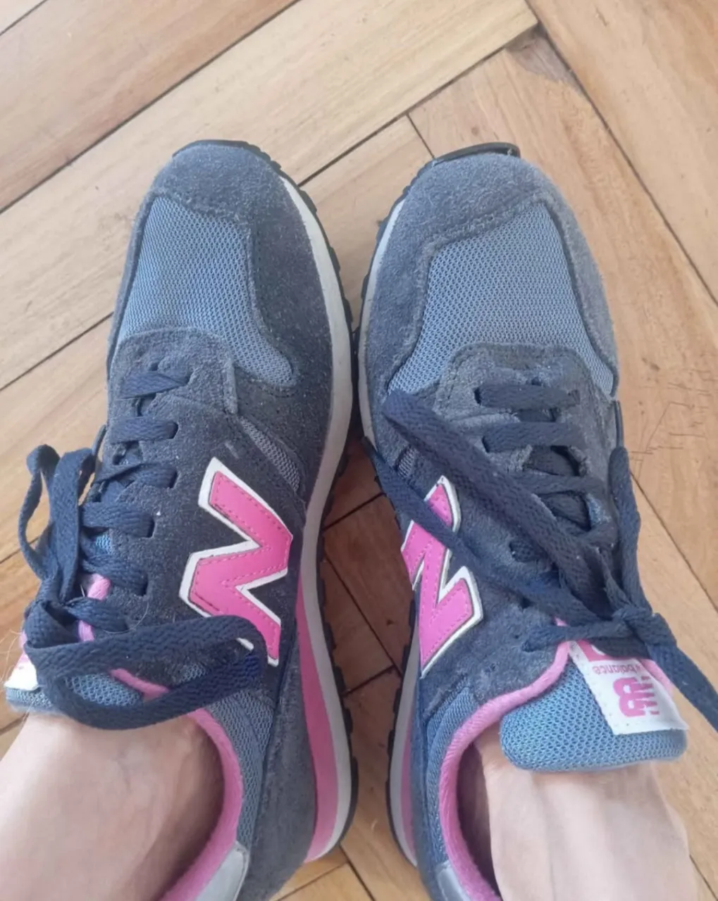 Zapatillas New Balance azul con detalles en rosa, ideales para un look casual y deportivo. Talle 38 US.