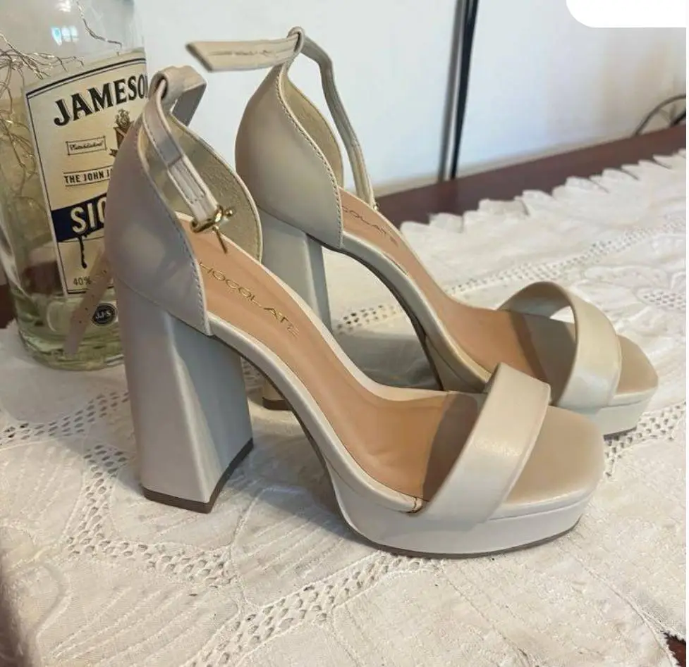 Sandalias de taco alto color crema con plataforma. Marca Chocolate. Talle 36.