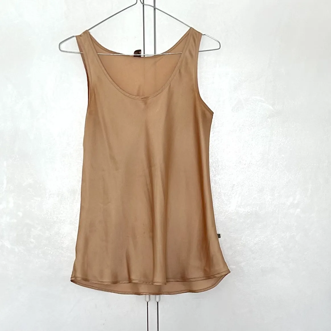 Musculosa de seda color camel, con cuello redondo y corte recto. Ideal para un look elegante y sofisticado.
