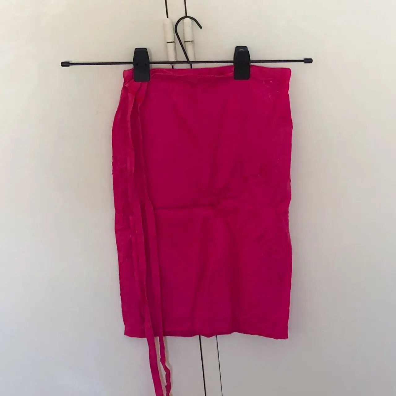 Pollera larga de color rosa, ideal para un look casual o de fiesta. Confeccionada en un tejido suave y fluido, esta pollera ofrece comodidad y estilo. Su diseño versátil la hace perfecta para combinar con diferentes tops y calzados.