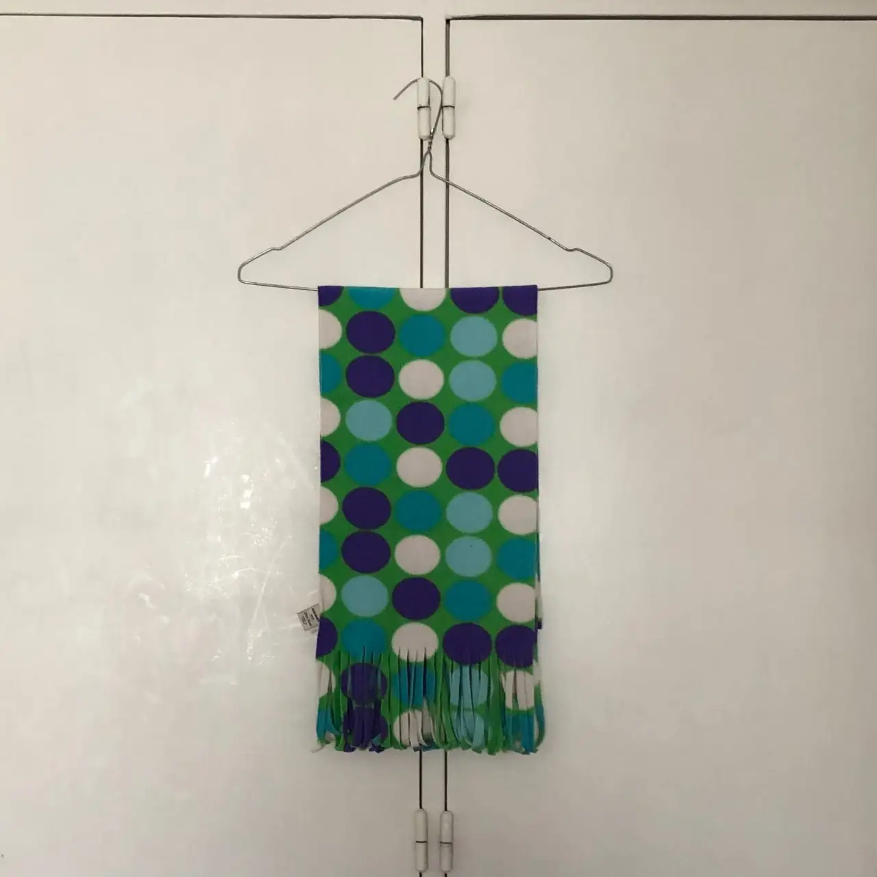 Bufanda de mujer con estampado de lunares en tonos verde, azul y blanco. Ideal para complementar cualquier look casual.