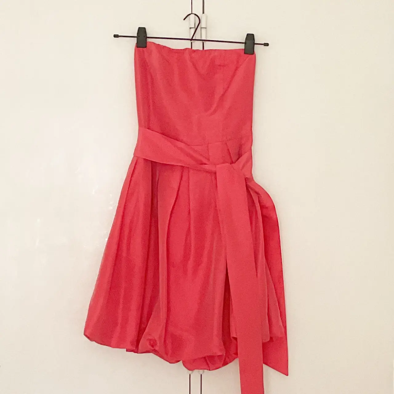 Vestido strapless rojo, ideal para fiestas o eventos especiales. Con un diseño elegante y femenino, este vestido corto resalta la figura y ofrece un look sofisticado. Cuenta con un lazo en la cintura para ajustar y darle un toque único.