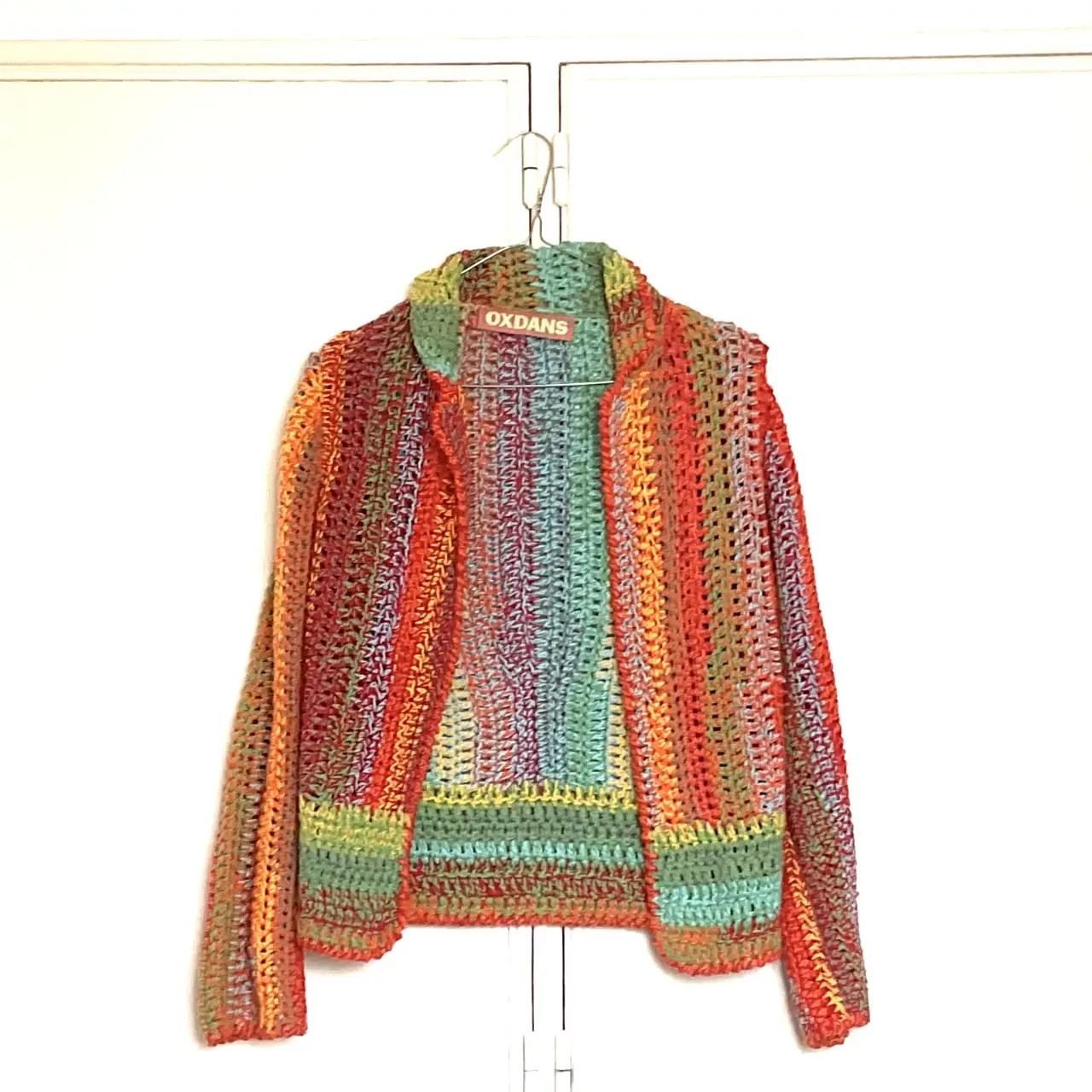 Cardigan tejido a crochet con diseño multicolor. Ideal para un look bohemio y artesanal. Perfecto para usar en primavera/verano.