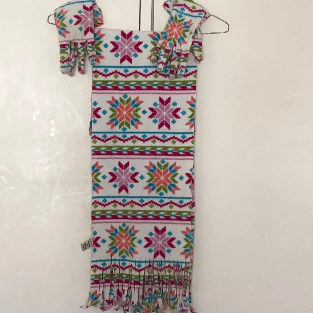 Set de bufanda y guantes con diseño de copos de nieve en tonos blanco, rosa, turquesa y verde. Ideal para el invierno.