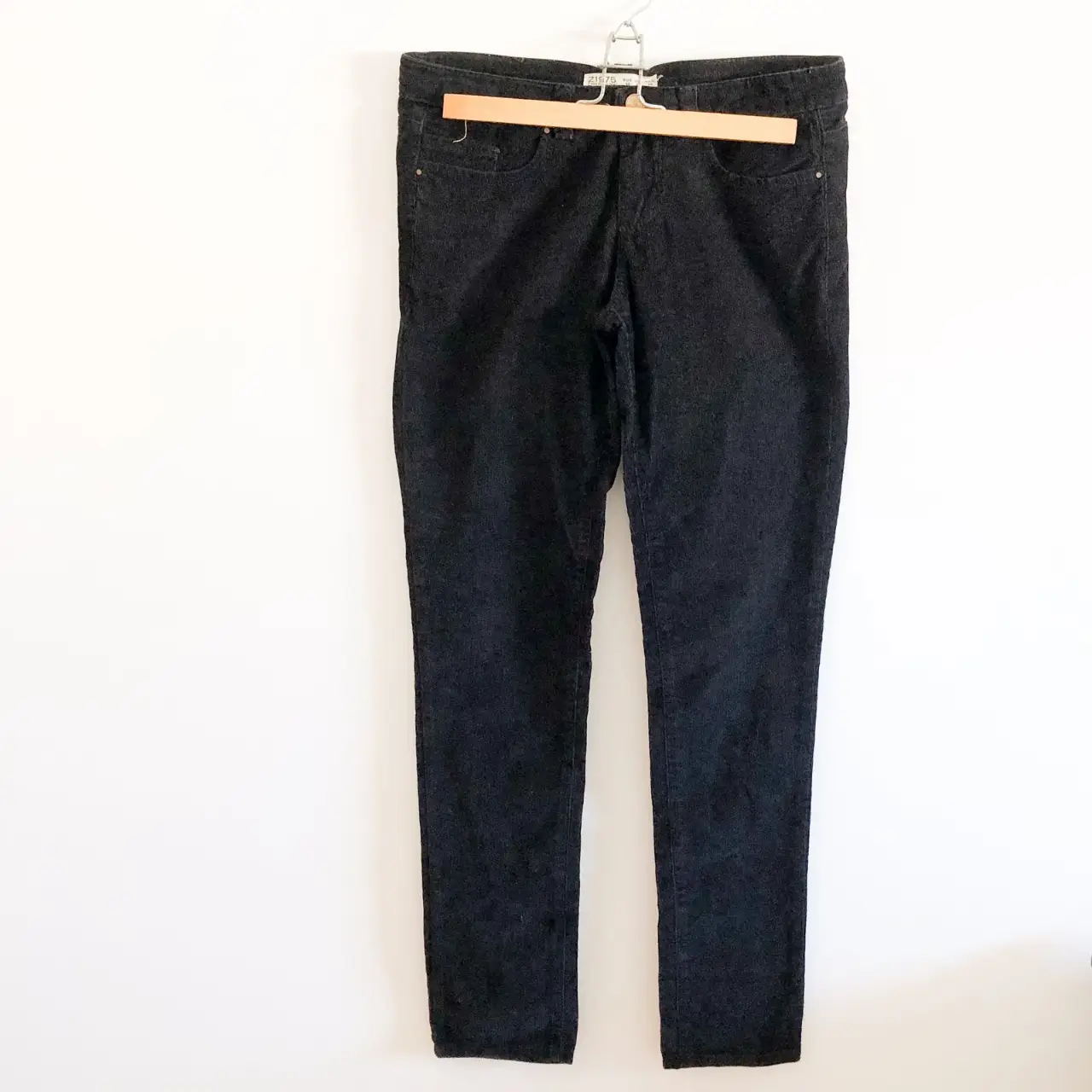 Jeans negro de corderoy, tiro medio y corte recto. Un clásico para cualquier ocasión.