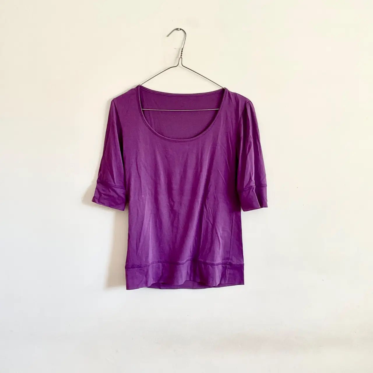 Remera de manga 3/4 para mujer, de color violeta. Cuello redondo y corte holgado. Ideal para un look casual y cómodo.