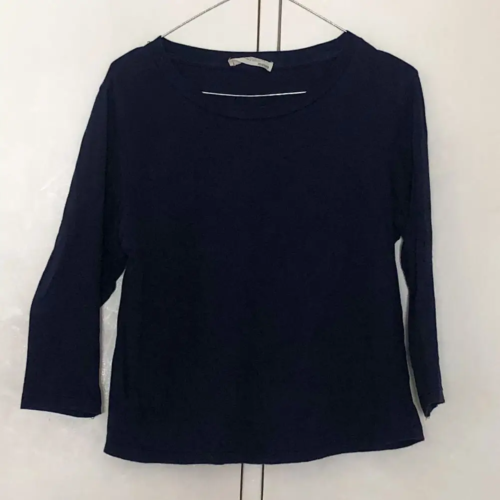 Remera de manga larga azul marino, ideal para un look casual y cómodo. Confeccionada en un tejido suave y versátil, perfecta para combinar con diferentes outfits.