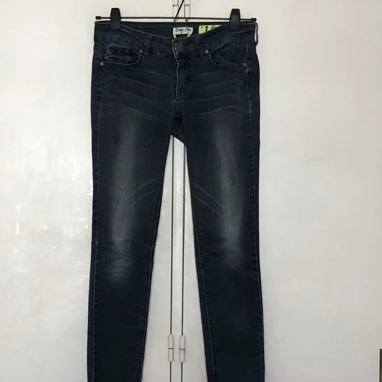 Jeans de mujer, color azul oscuro, corte recto. Ideal para un look casual y versátil.