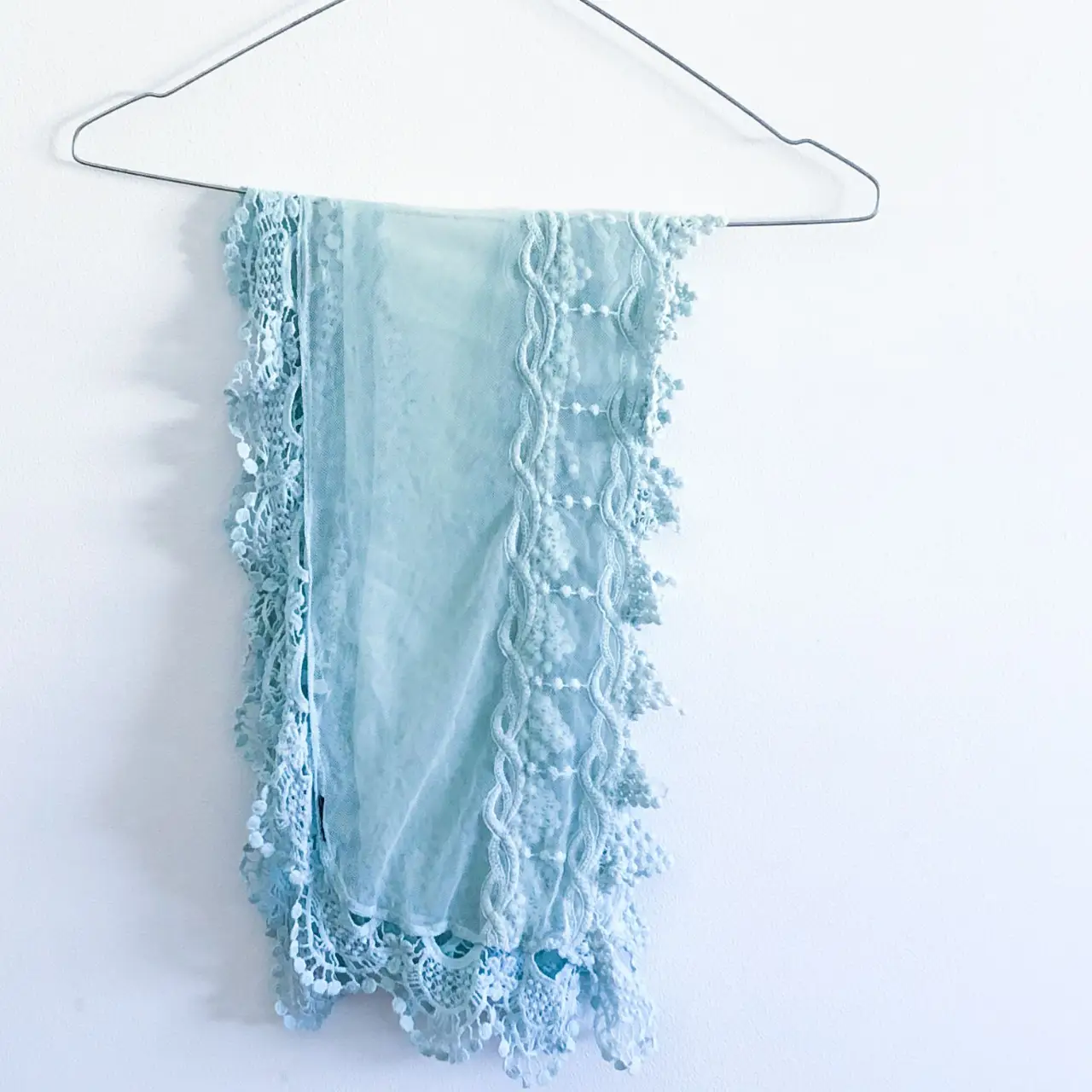 Pañuelo de encaje celeste, ideal para complementar cualquier look con un toque romántico y delicado. Perfecto para eventos especiales o para darle un toque chic a tu día a día.
