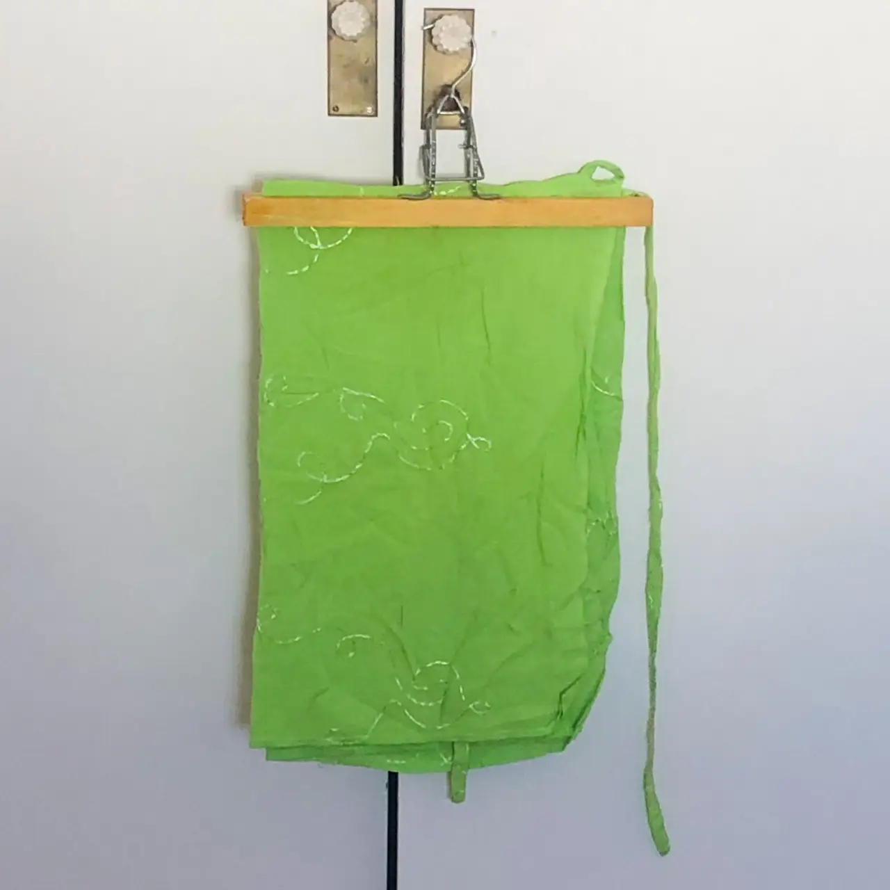 Vestido largo de tela verde con detalles bordados. Ideal para eventos especiales o para un look bohemio y elegante.