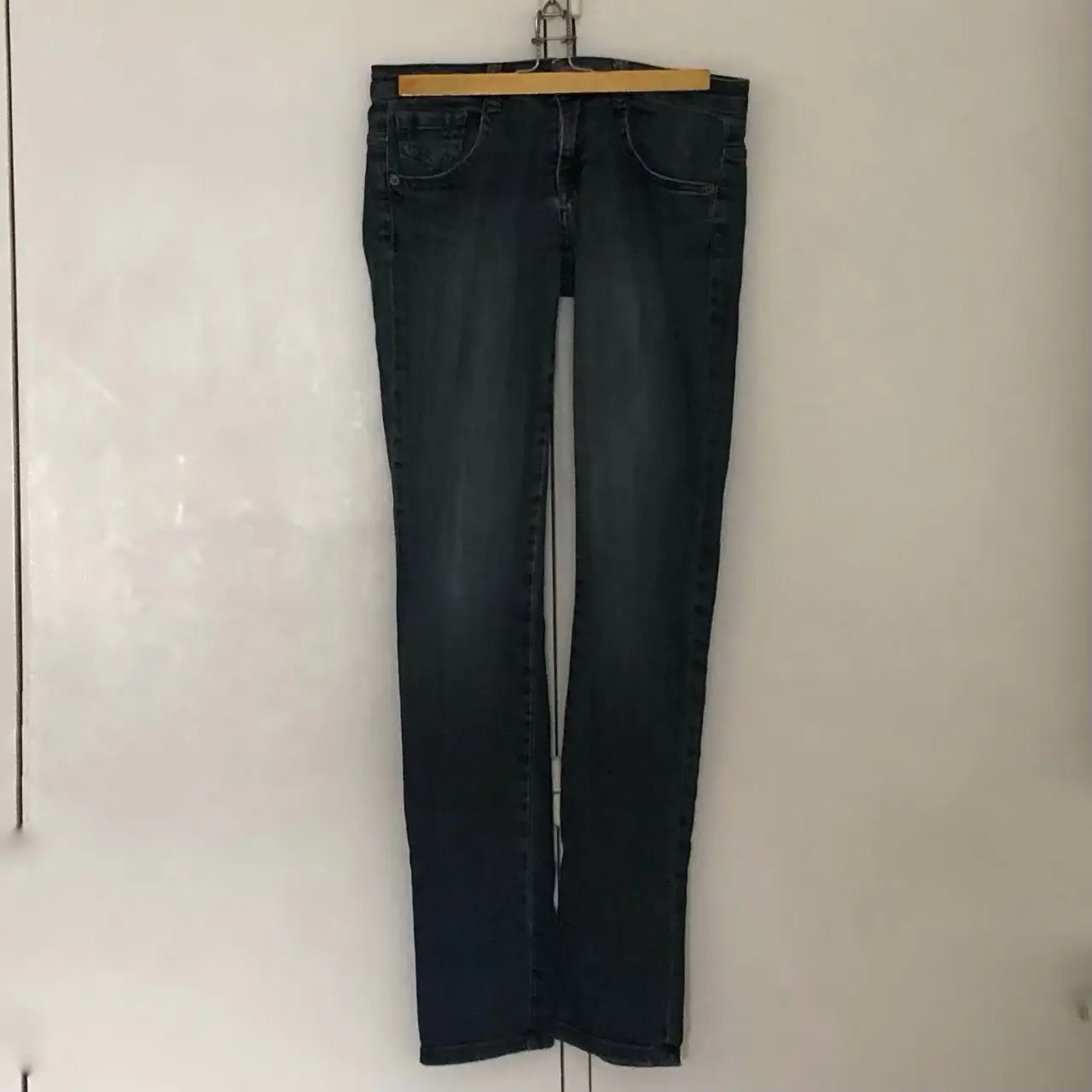 Jeans rectos de mujer, color azul oscuro. Un clásico atemporal para cualquier guardarropa.