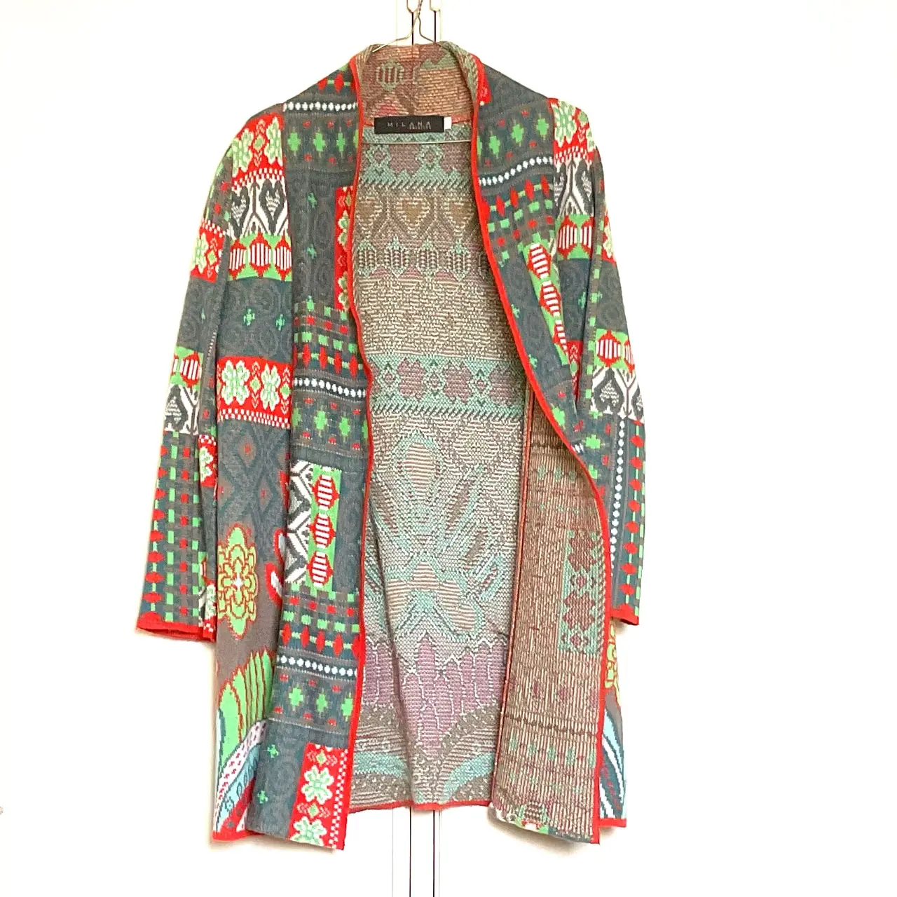 Cardigan largo con estampado étnico en tonos grises, rojos y verdes. Ideal para un look bohemio y abrigado.