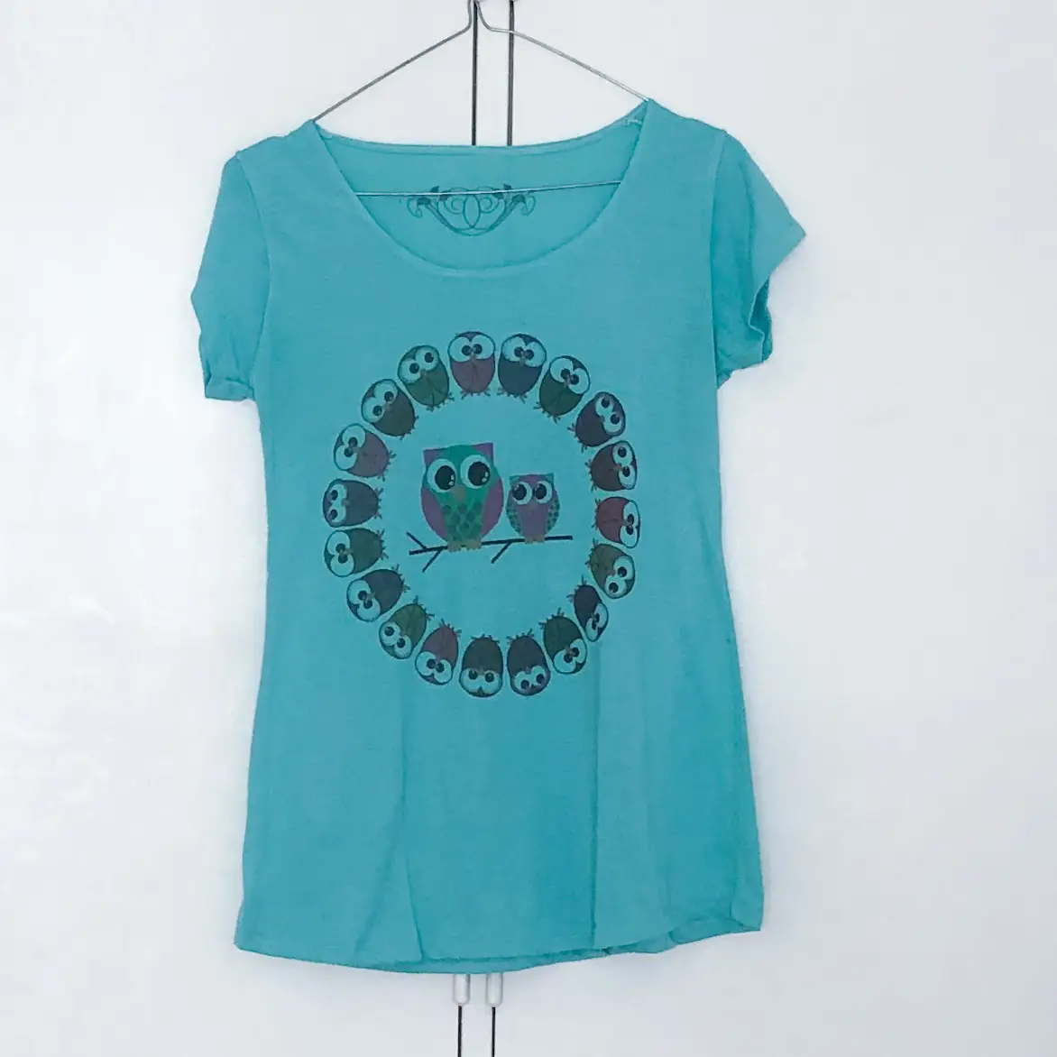 Remera de mujer celeste con estampado de búhos. Talle S. Ideal para un look casual y cómodo.