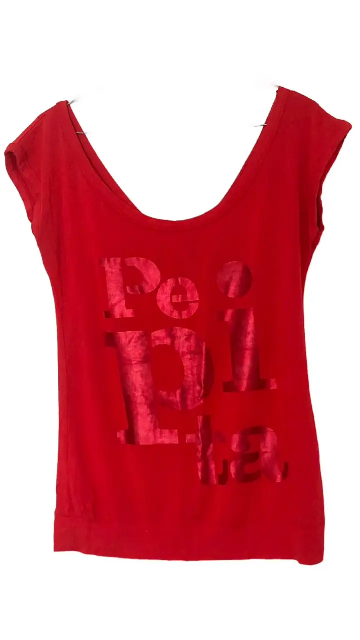 Remera roja de mujer con estampado "Poi Lita". Ideal para un look casual y moderno.