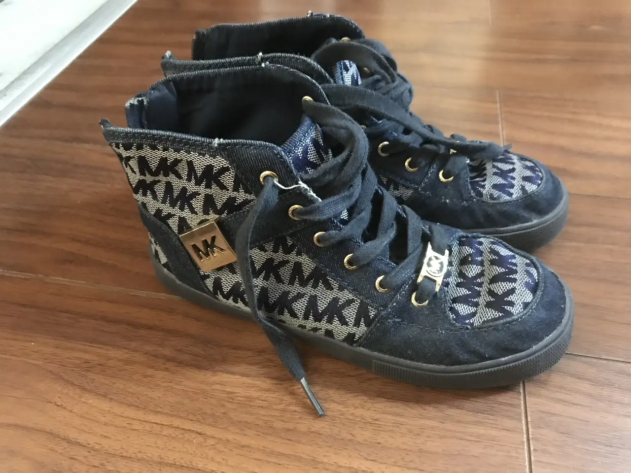 Zapatillas Michael Kors de niña, botitas con estampado del logo MK en gris y azul, con detalles dorados y cierre trasero. Talle 2 US.