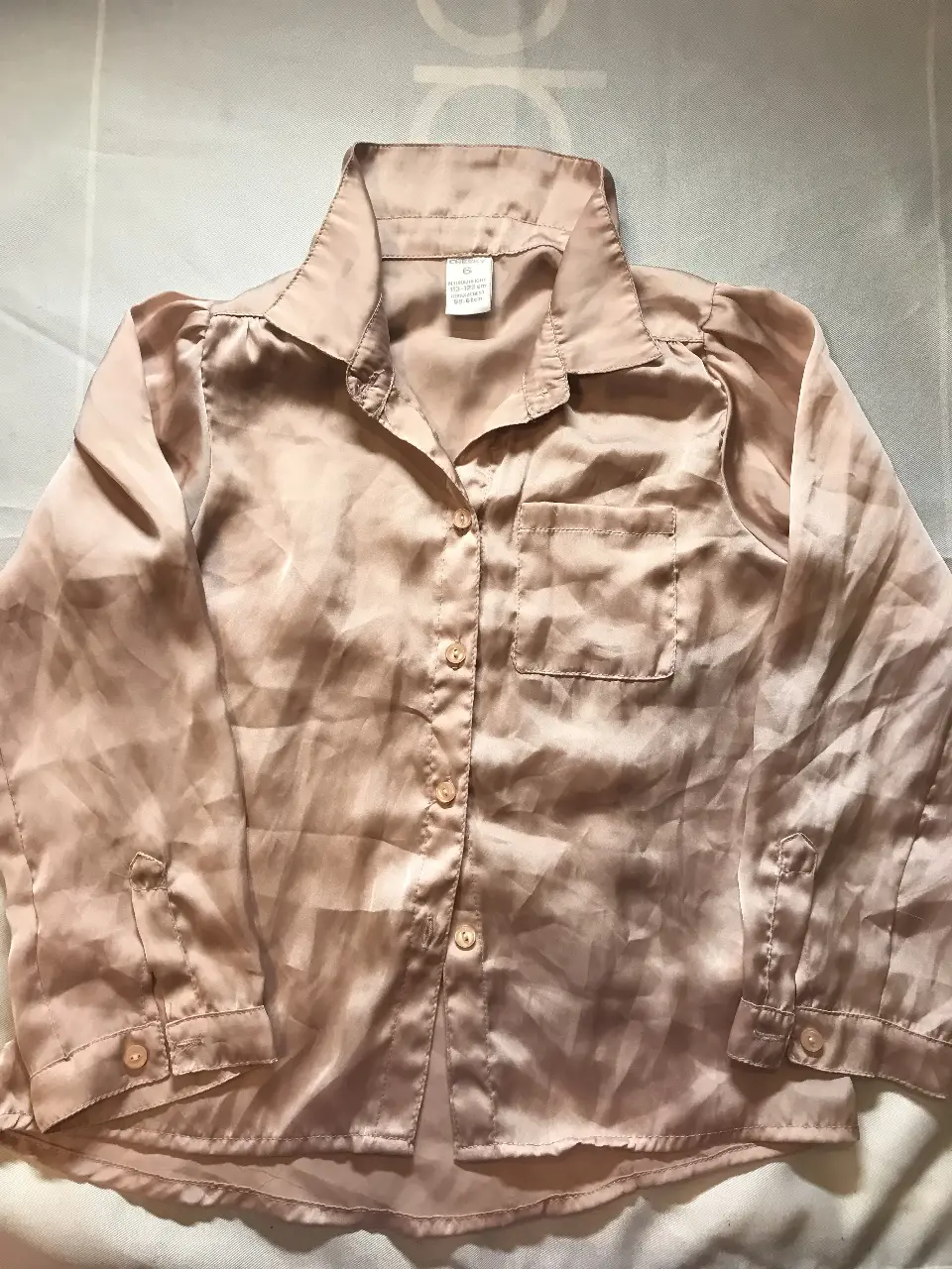 Blusa de satén rosa para niña, con cuello camisero y bolsillo en el pecho. Ideal para ocasiones especiales o para un look elegante. talle 6 