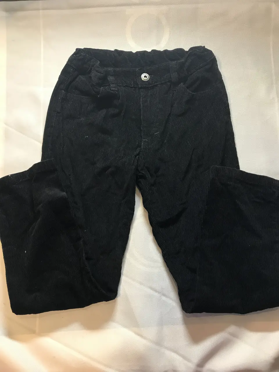Pantalón de corderoy negro para niño, de la marca Cheeky. Talle 8. Ideal para un look casual y cómodo.