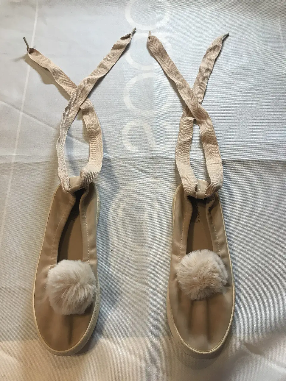 Ballerinas de mujer color crudo con detalle de pompón y cintas para atar. Ideales para un look casual y cómodo. Zara talle 34