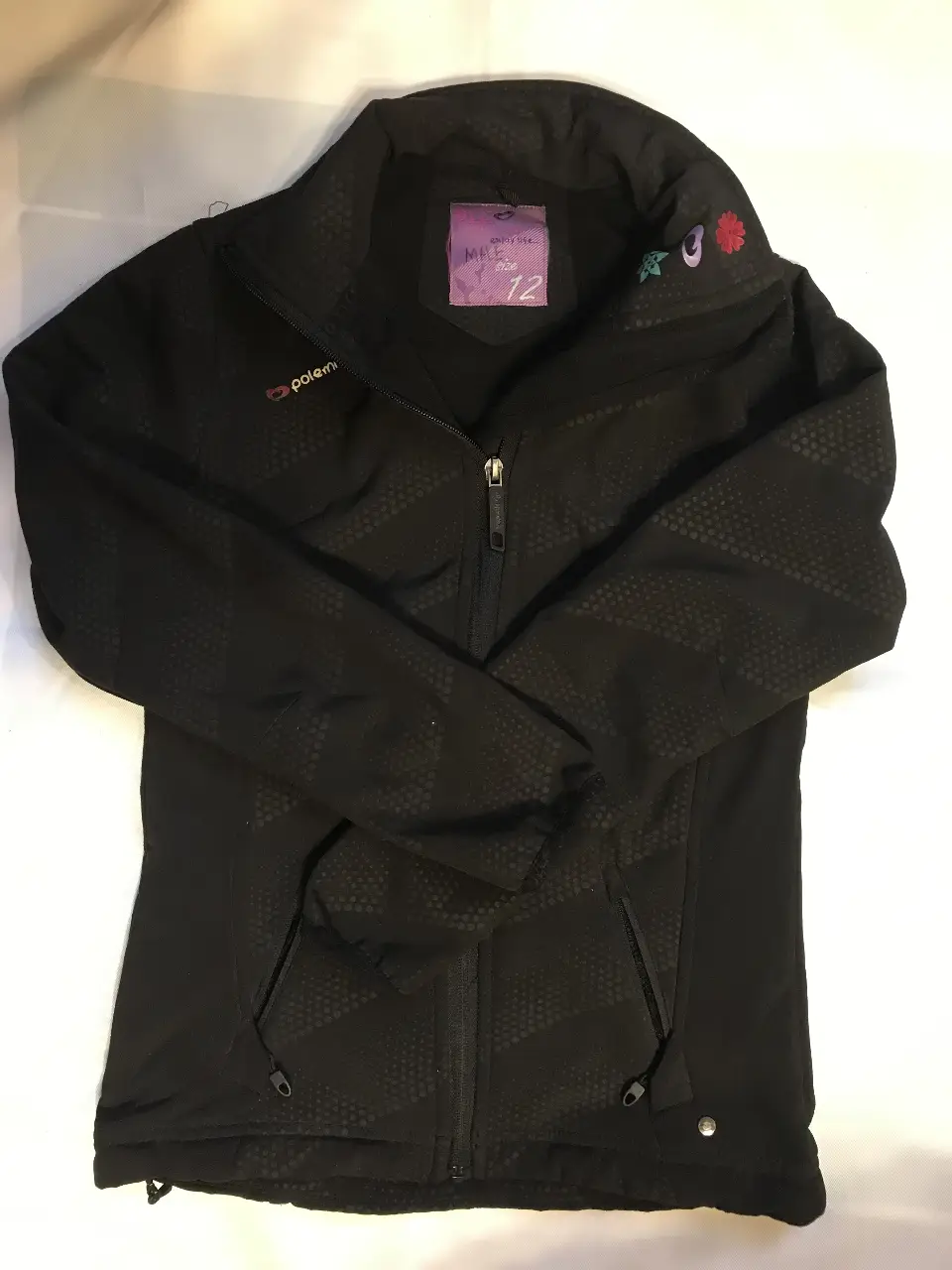 Campera deportiva negra para mujer, con cierre y detalles en relieve. Ideal para actividades al aire libre o uso casual. Talle 12.